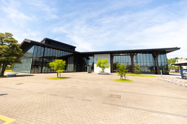 飯能市立図書館（中庭）