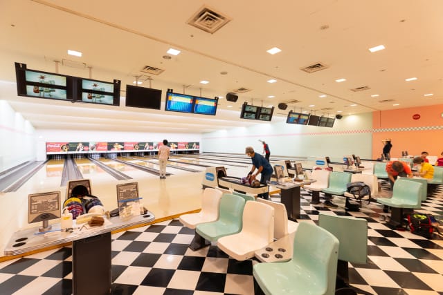 飯能駅構内のボーリング場
