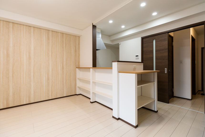 明るい木目調のアクセントクロス