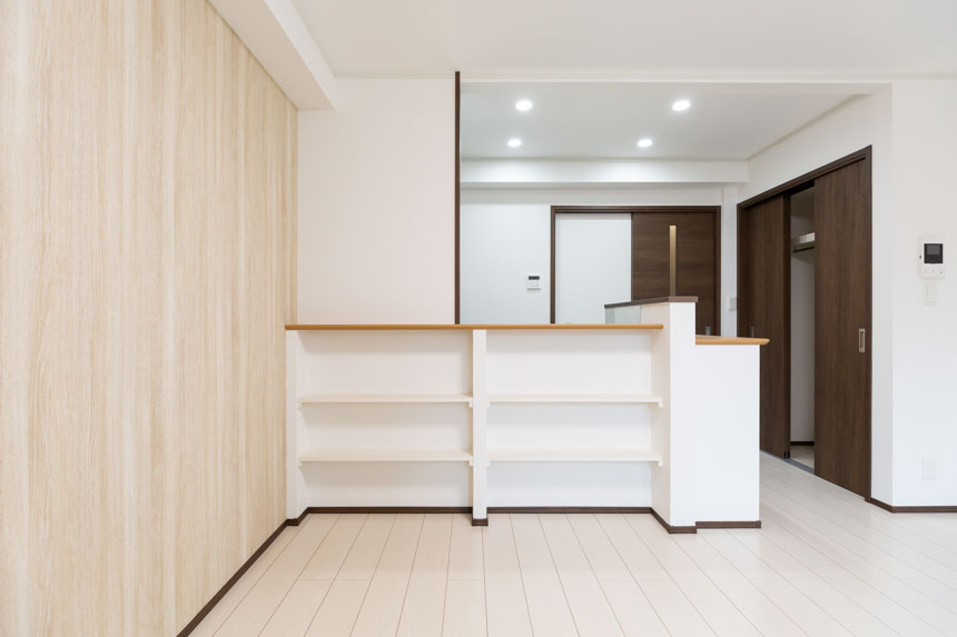 収納スペース付きのキッチンカウンター