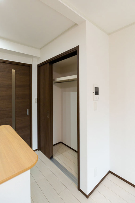 通路を妨げないスライド式のクローゼット