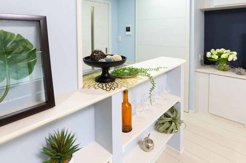 オシャレな雑貨も飾れるキッチンカウンター