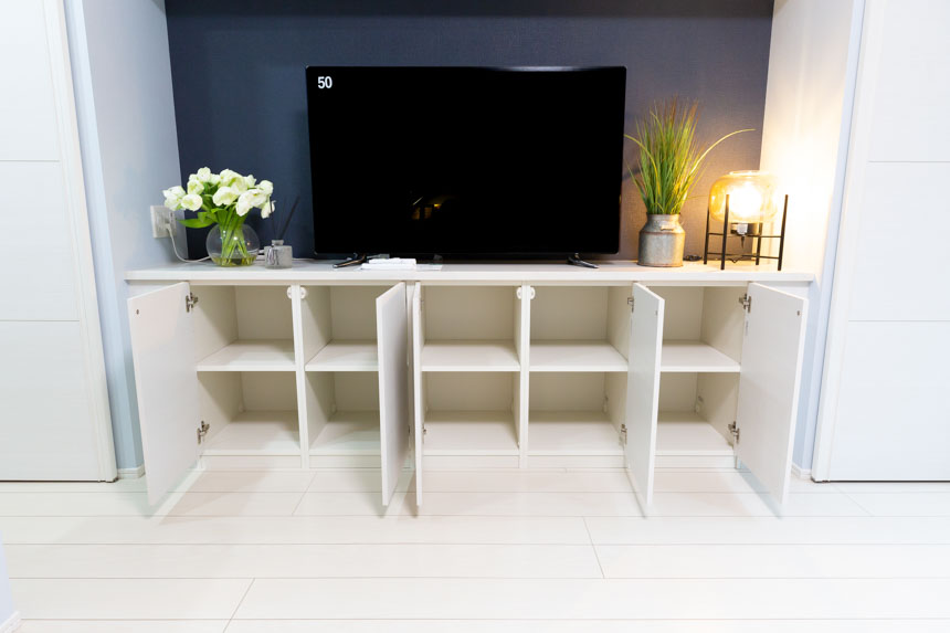 壁面収納内部、配線を隠せる仕様です