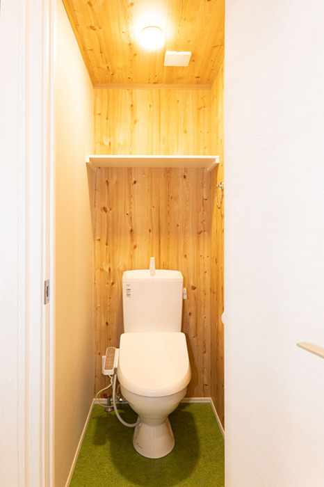 木目調が明るい102号室のトイレ