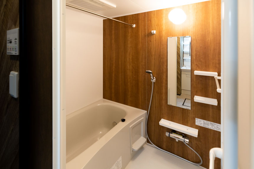 浴室の床は乾きやすくお掃除がラクな仕様